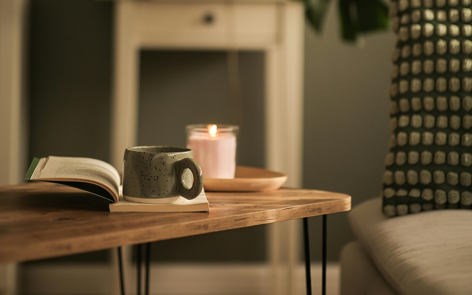 Krog i hjemmet med kaffe og lys